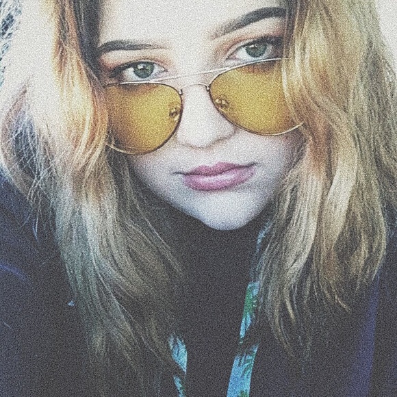 Meet your Posher, Madison - Picture 2 of 5